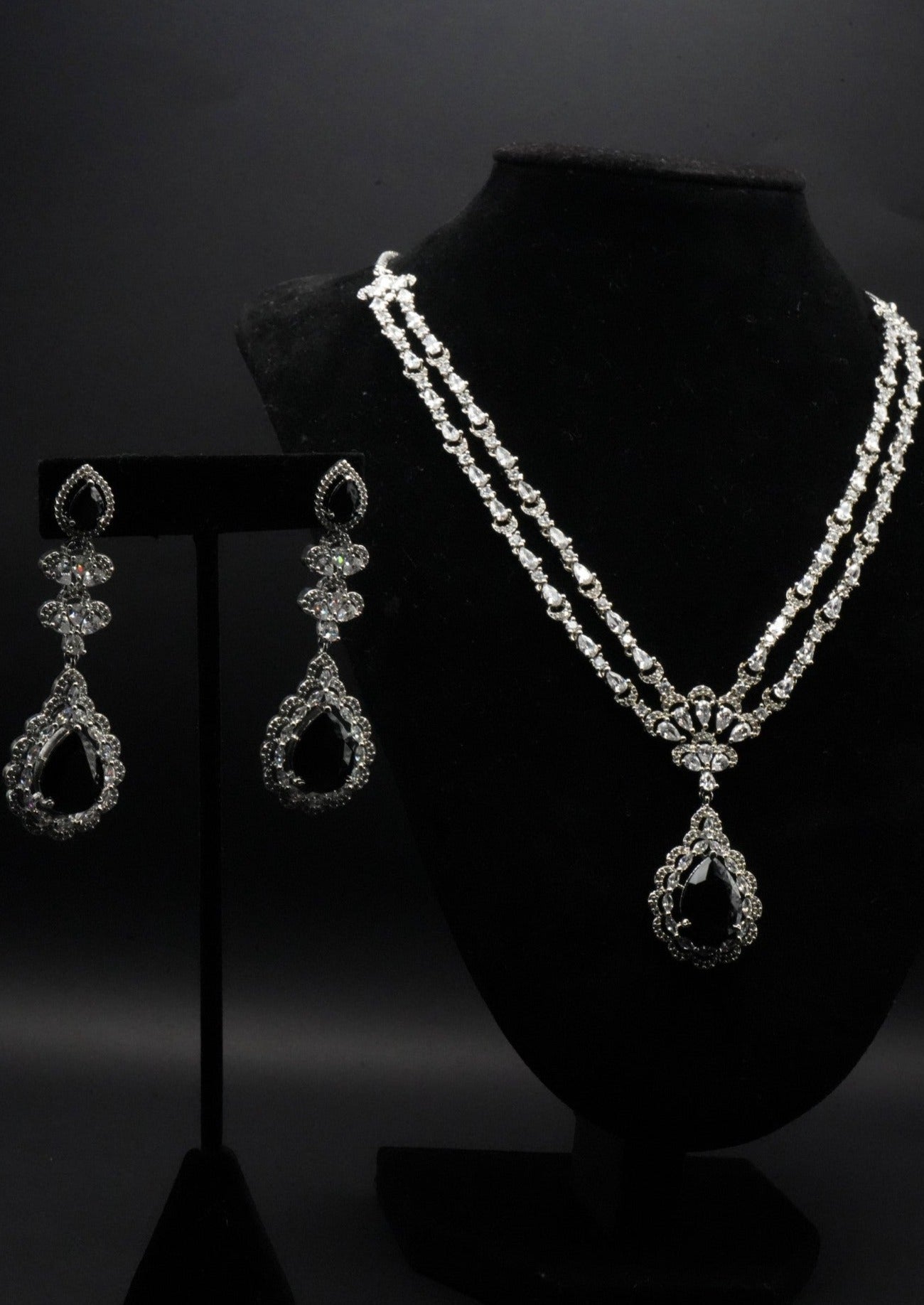 Vintage-Inspired Silver Teardrop Necklace and Earrings Set with Onyx Accents