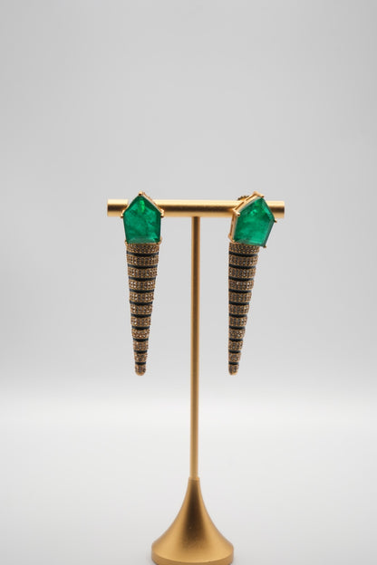 Verdant Spire: Emerald and Textured Gold Drop Earrings