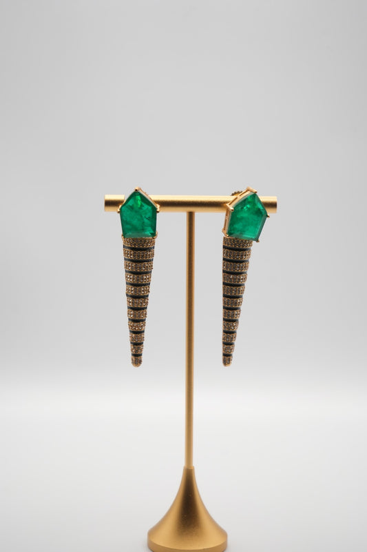 Verdant Spire: Emerald and Textured Gold Drop Earrings