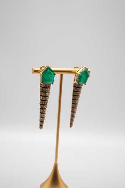 Verdant Spire: Emerald and Textured Gold Drop Earrings