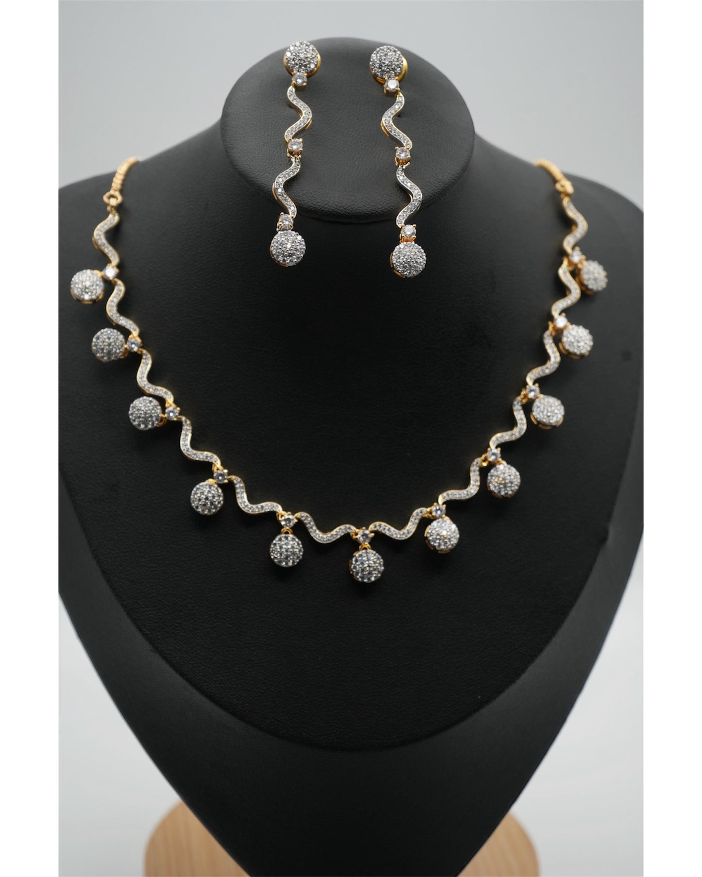 Elegant Wavy Gold-Toned Necklace with Sparkling Sphere Earrings