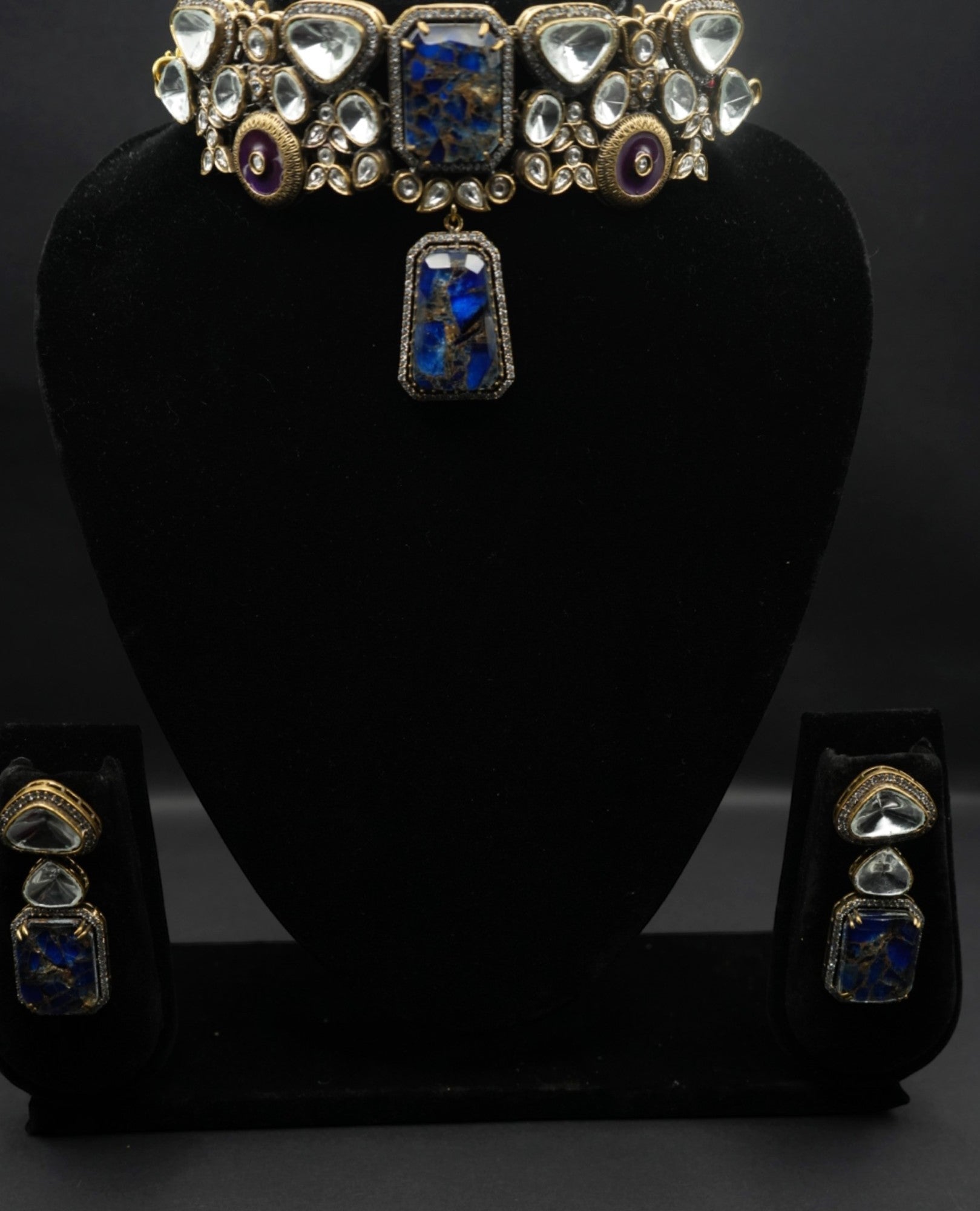 Beautiful Blue Gemstone with Kundas Necklace set