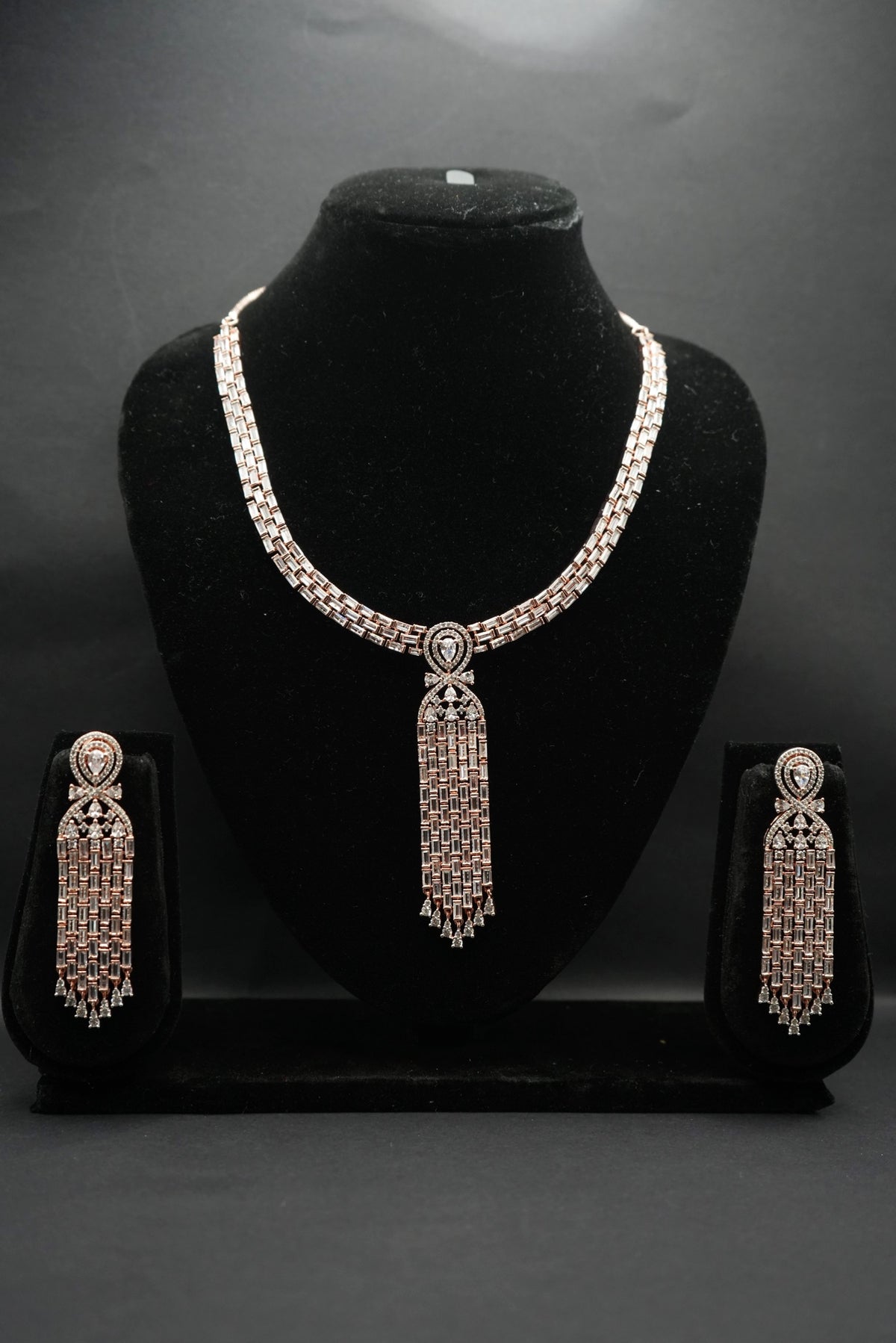 Luxurious Rose gold Necklace with Beautiful Earrings set